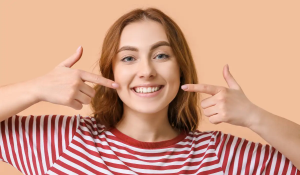 Dentist in Georgetown at Dentistry On Sinclair performing a comprehensive oral health examination.